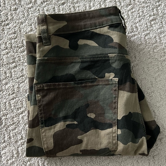 SOLD H&M Camo Cargo 6 HOUR SALE ✨✨ - Picture 4 of 6